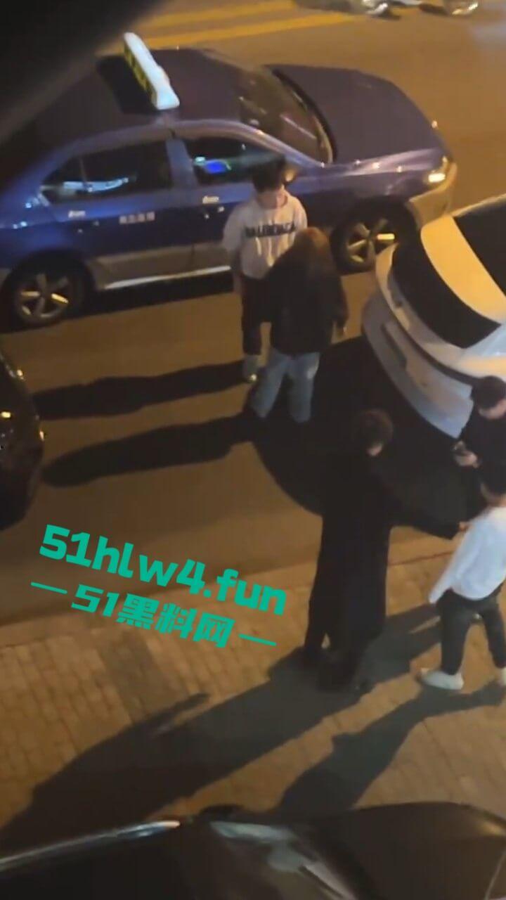 青岛小仙女挑衅男子嚣张辱骂还动手打人,结果被大哥一拳当场直接带走,看着都解气。-4