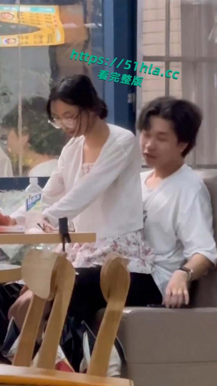 武汉中南民族大学,奶茶店大学生做爱被偷拍,瞄了好久才对准位置,小情侣玩的好刺激啊!-2