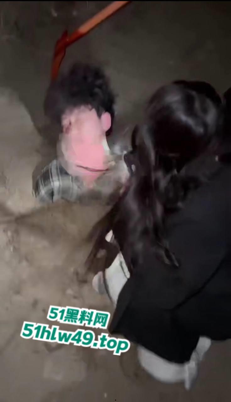 精神小妹带人覇凌嘴贱男生，挖坑活埋脚踹扇脸，当初有多勇下场就有多惨。-2