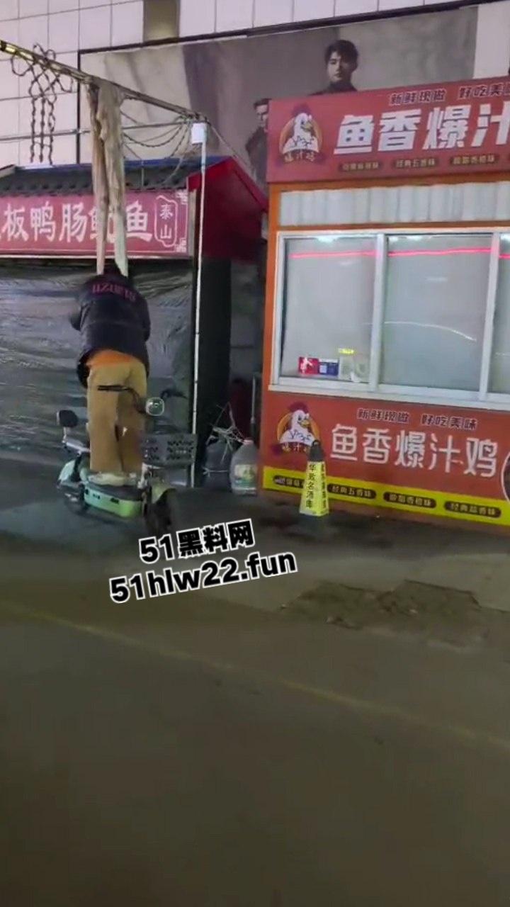 山东戏精大妈当街撒泼耍浑一哭二闹三上吊,表演太久看大家不上套此场闹剧尴尬收场。-6