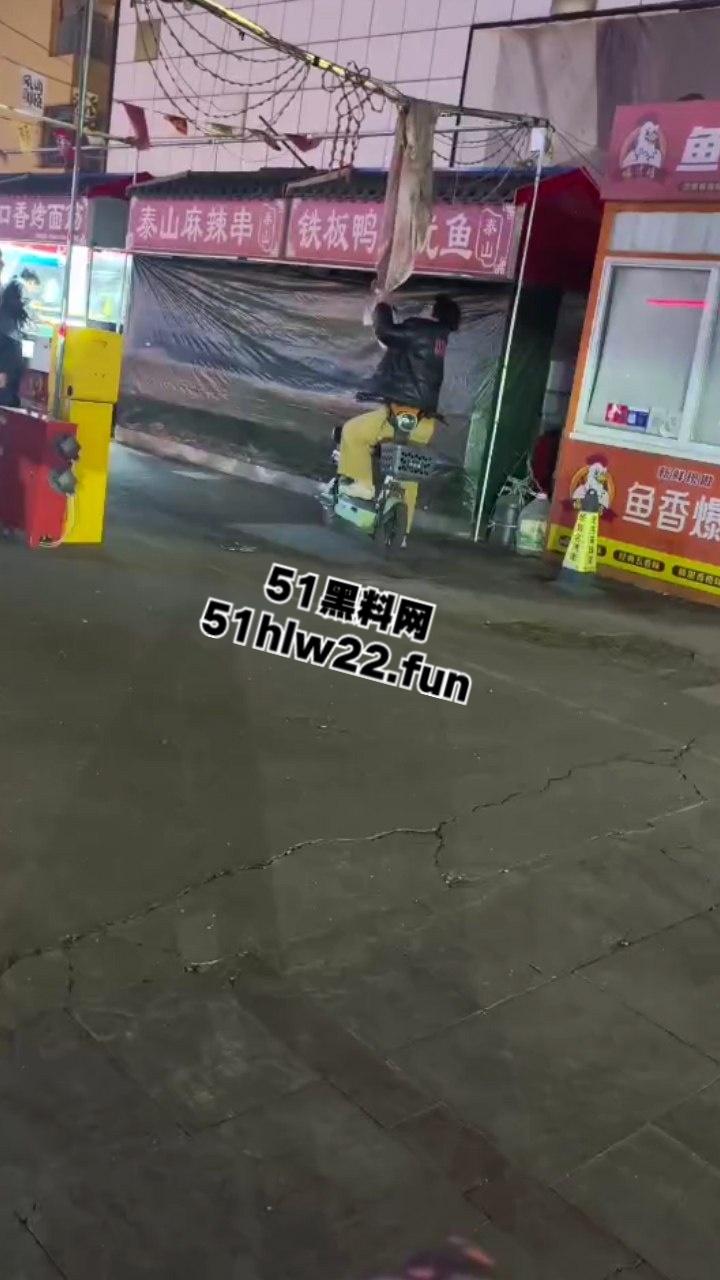 山东戏精大妈当街撒泼耍浑一哭二闹三上吊,表演太久看大家不上套此场闹剧尴尬收场。-7