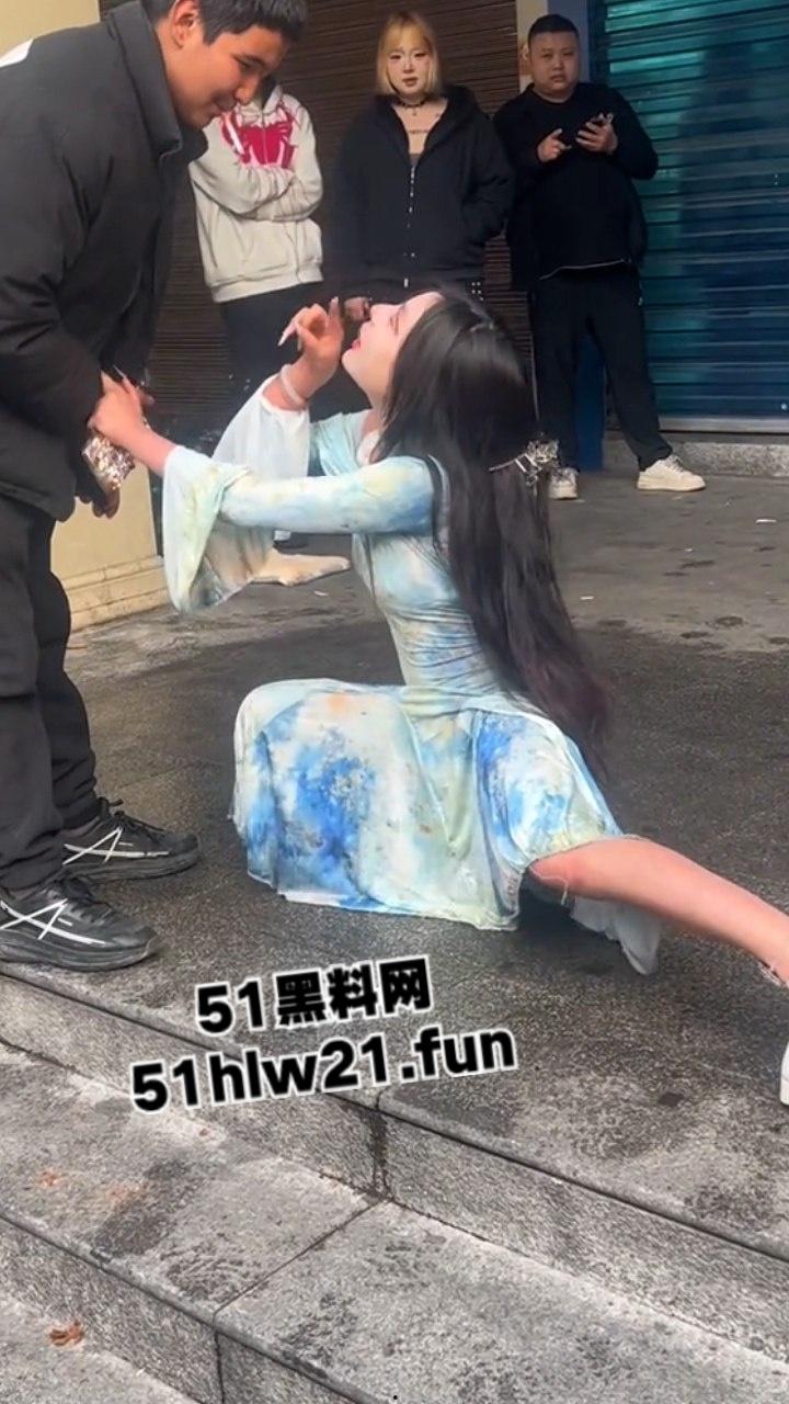 长沙解放西成网红擦边女云集地,蓝裙美女当街撩客E杯大奶随便摸,真实太开放了。-5