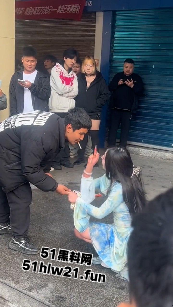 长沙解放西成网红擦边女云集地,蓝裙美女当街撩客E杯大奶随便摸,真实太开放了。-6