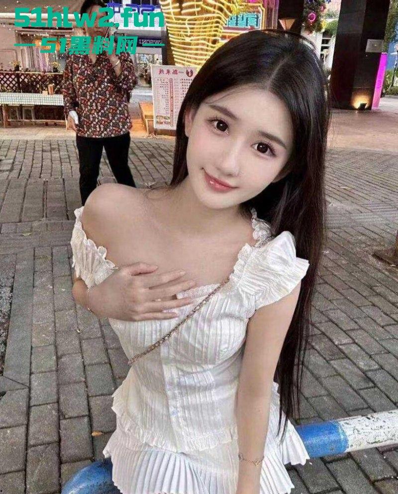 汕头大学约炮门！黑丝高跟白月光被体育生后入逛干，男友舍不得操的大一学妹被人站起来狂蹬！-5