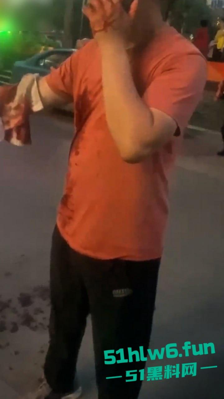 秦皇岛红桥里砍人事件，持刀报复社会在大街上见人就砍，据说有20多人被砍官媒竟急速删贴。-7