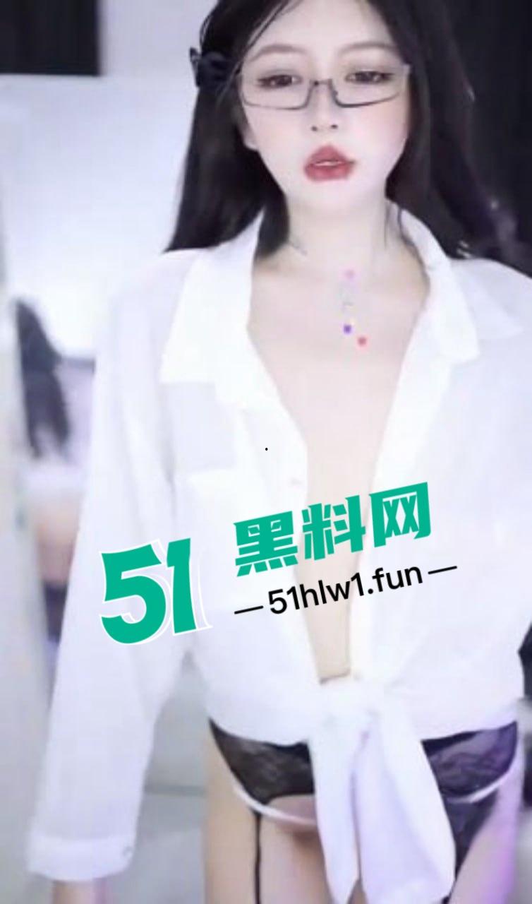 网易CC舞蹈主播【朱朱】独家定制，白色丁字裤勒逼黑丝美腿勾魂扭动，道具抽插让人把持不住。-5