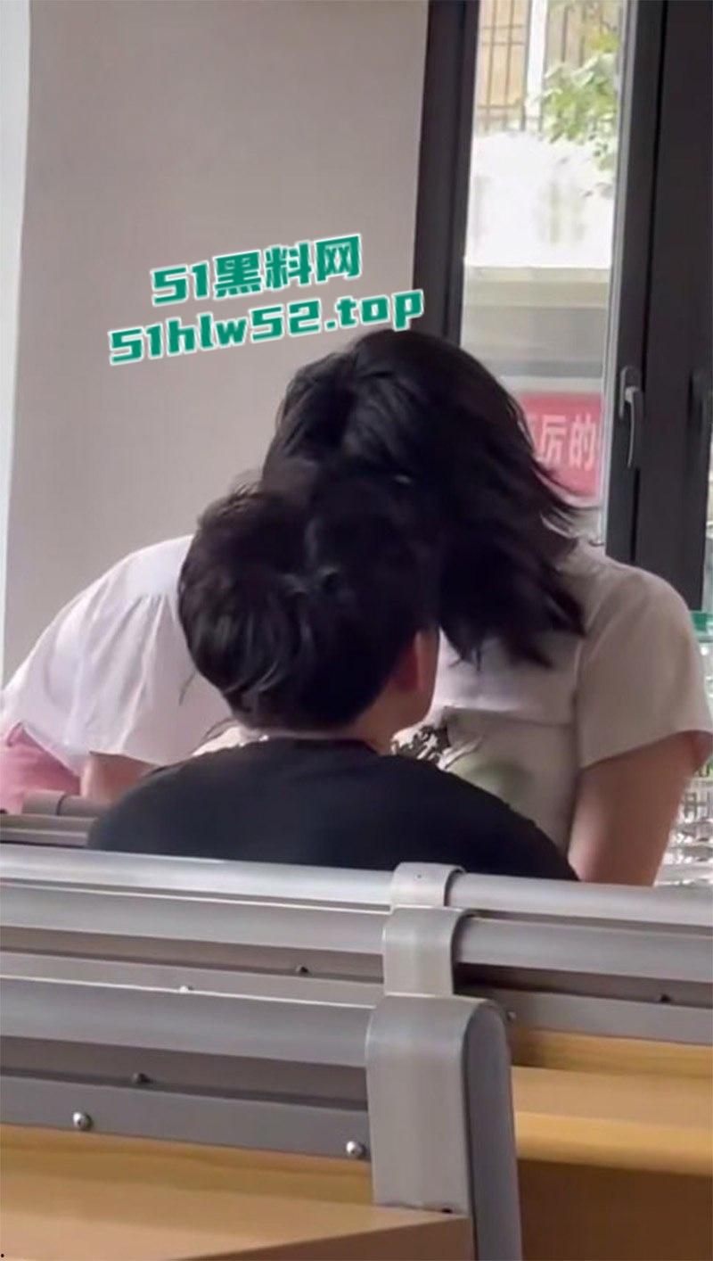 校园课堂情侣公然做爱,无视周围同学眼光主动上位骑乘,饥渴难耐事后一脸淫荡得到满足。-1