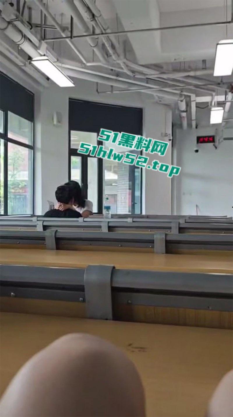 校园课堂情侣公然做爱,无视周围同学眼光主动上位骑乘,饥渴难耐事后一脸淫荡得到满足。-3