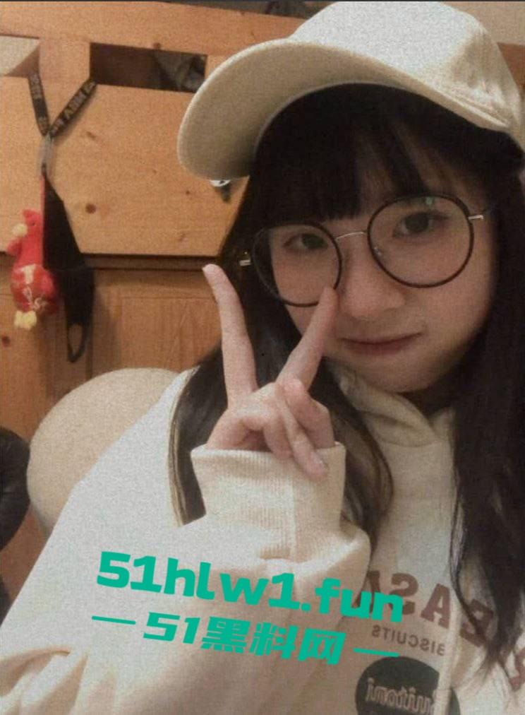 同城群撩骚河南师范萝莉眼镜妹【孟欣欣】足交口屌主动求操,裤子还没脱骚逼已经湿透!-8