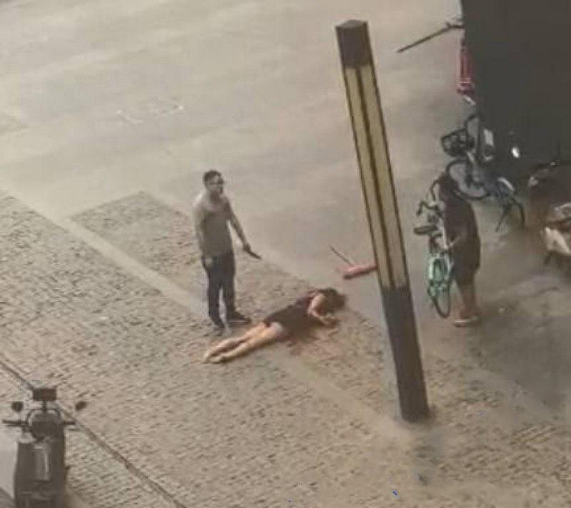 四川成都大街上杀人现场曝光 一男子手持尖刀连捅妻子数刀直至死亡 杀疯了欲对旁边路人下手 尖刀都被捅弯了 现场血流成河 胆小者勿入-1