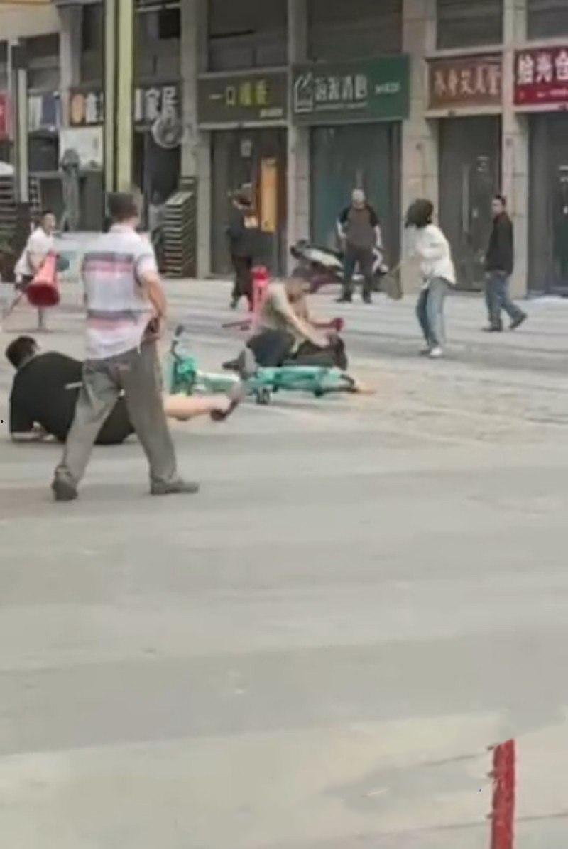 四川成都大街上杀人现场曝光 一男子手持尖刀连捅妻子数刀直至死亡 杀疯了欲对旁边路人下手 尖刀都被捅弯了 现场血流成河 胆小者勿入-2