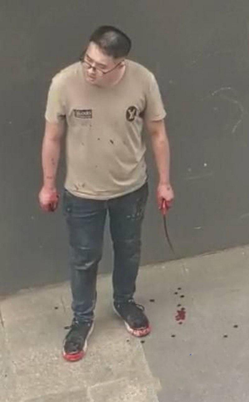 四川成都大街上杀人现场曝光 一男子手持尖刀连捅妻子数刀直至死亡 杀疯了欲对旁边路人下手 尖刀都被捅弯了 现场血流成河 胆小者勿入-4