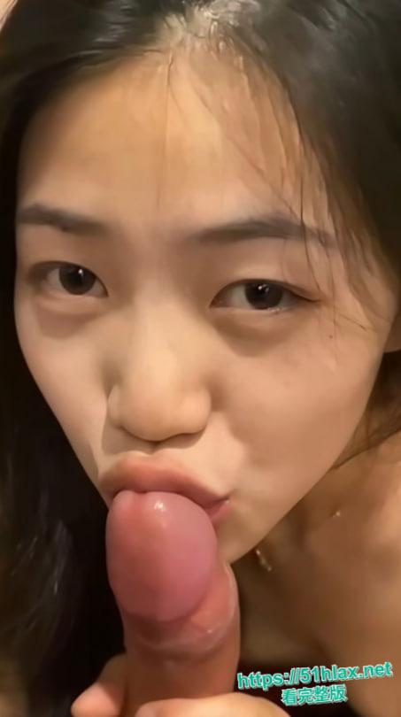 昆明理工大学系花李梦静家中最新私密视频泄密：跪地深喉吸吮肉棒口爆吞精，床上无套爆操骚穴激情颜射！-1