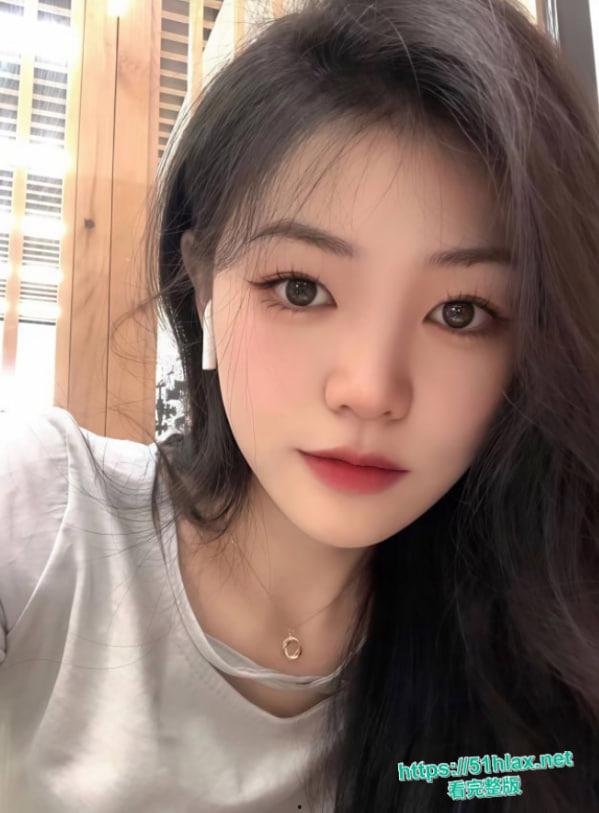 昆明理工大学系花李梦静家中最新私密视频泄密：跪地深喉吸吮肉棒口爆吞精，床上无套爆操骚穴激情颜射！-2