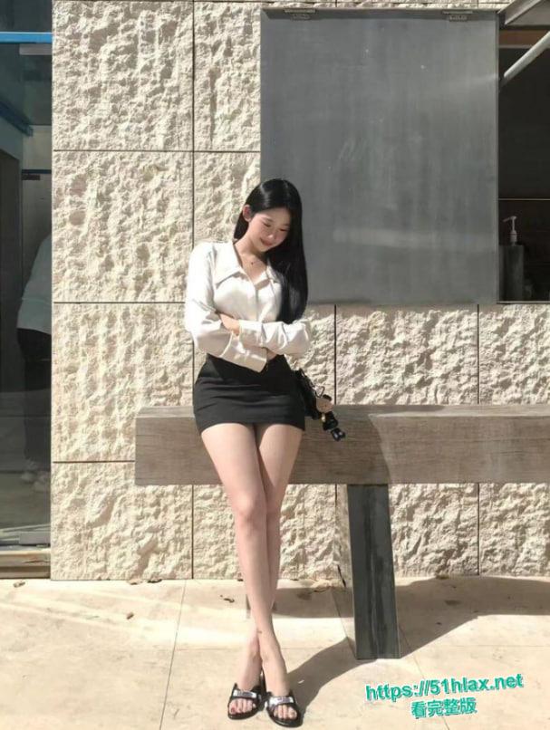 昆明理工大学系花李梦静家中最新私密视频泄密：跪地深喉吸吮肉棒口爆吞精，床上无套爆操骚穴激情颜射！-8