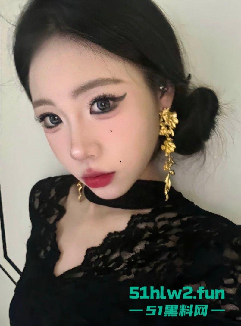 青岛在校空乘生【李娜】和富二代男友性爱视频流出，男朋友口交起来也毫不逊色惹众人疯传。-4