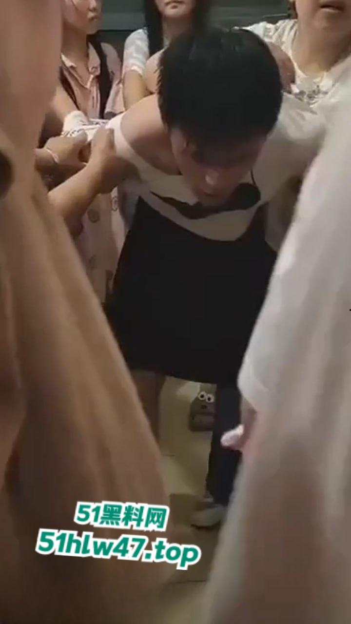 男扮女装的变态,潜入女生楼在厕所偷拍遭翻车被当场活捉,瓜友可真是惨被一群女人围攻。-8