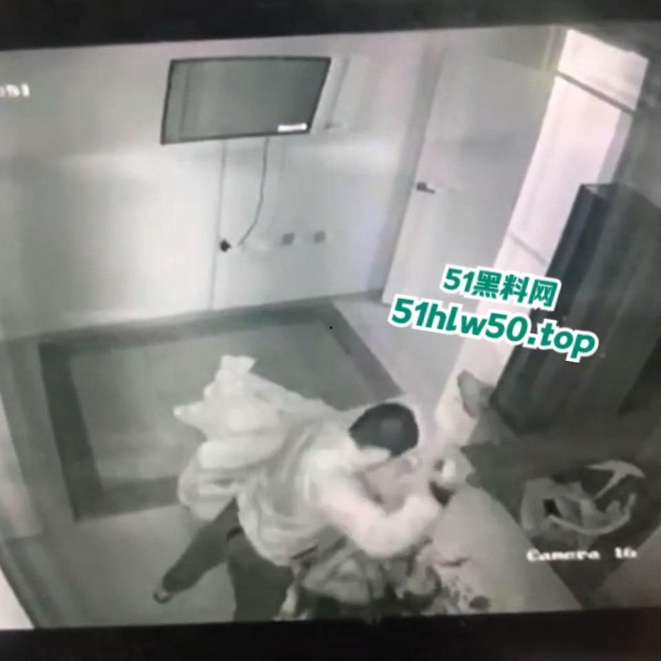 真实偷情捉奸杀人现场，狗男女酒店偷情被老公发现闯入，酒店监控偷拍到惊悚一幕当场刀杀两人！-5