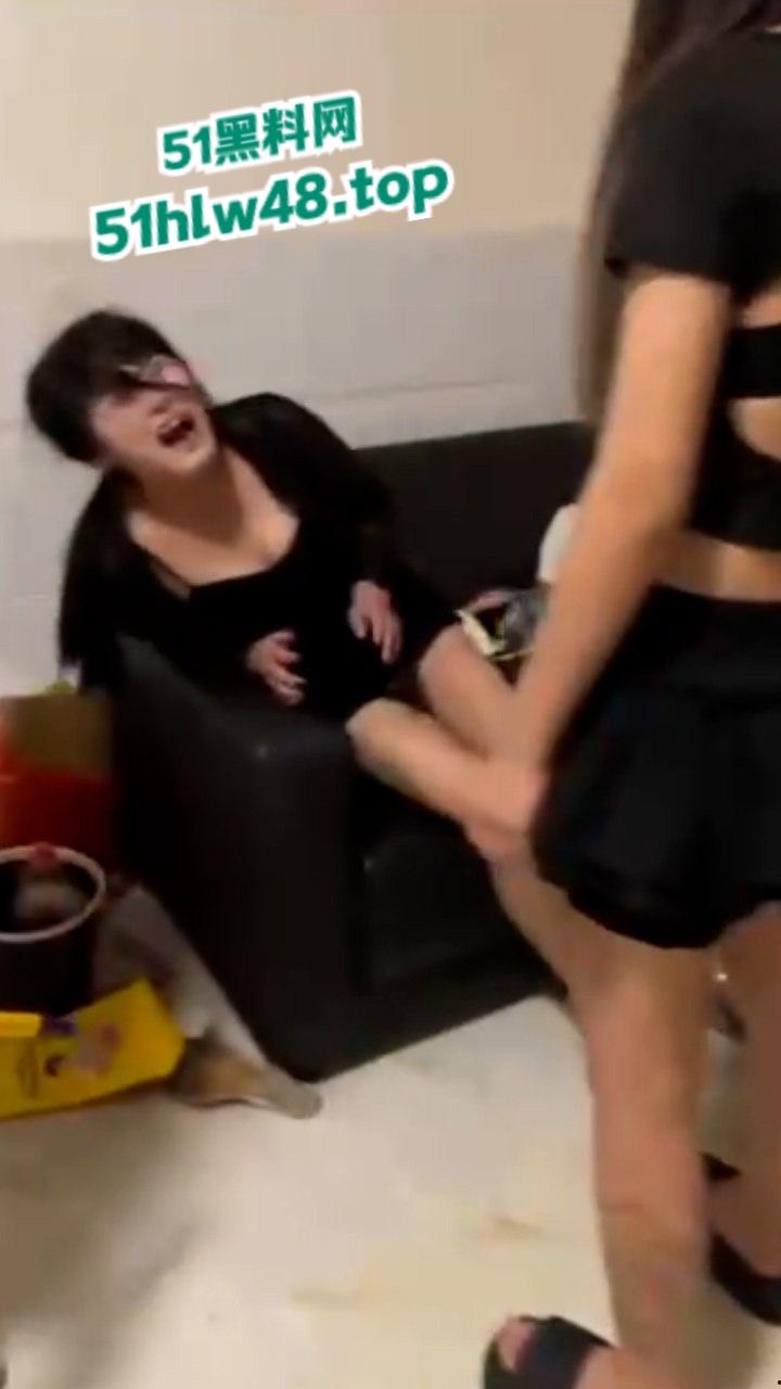 纹身小妹霸凌女同学现场视频曝光，铁棍对待凌辱虐待简直太过分太畜生了！-6