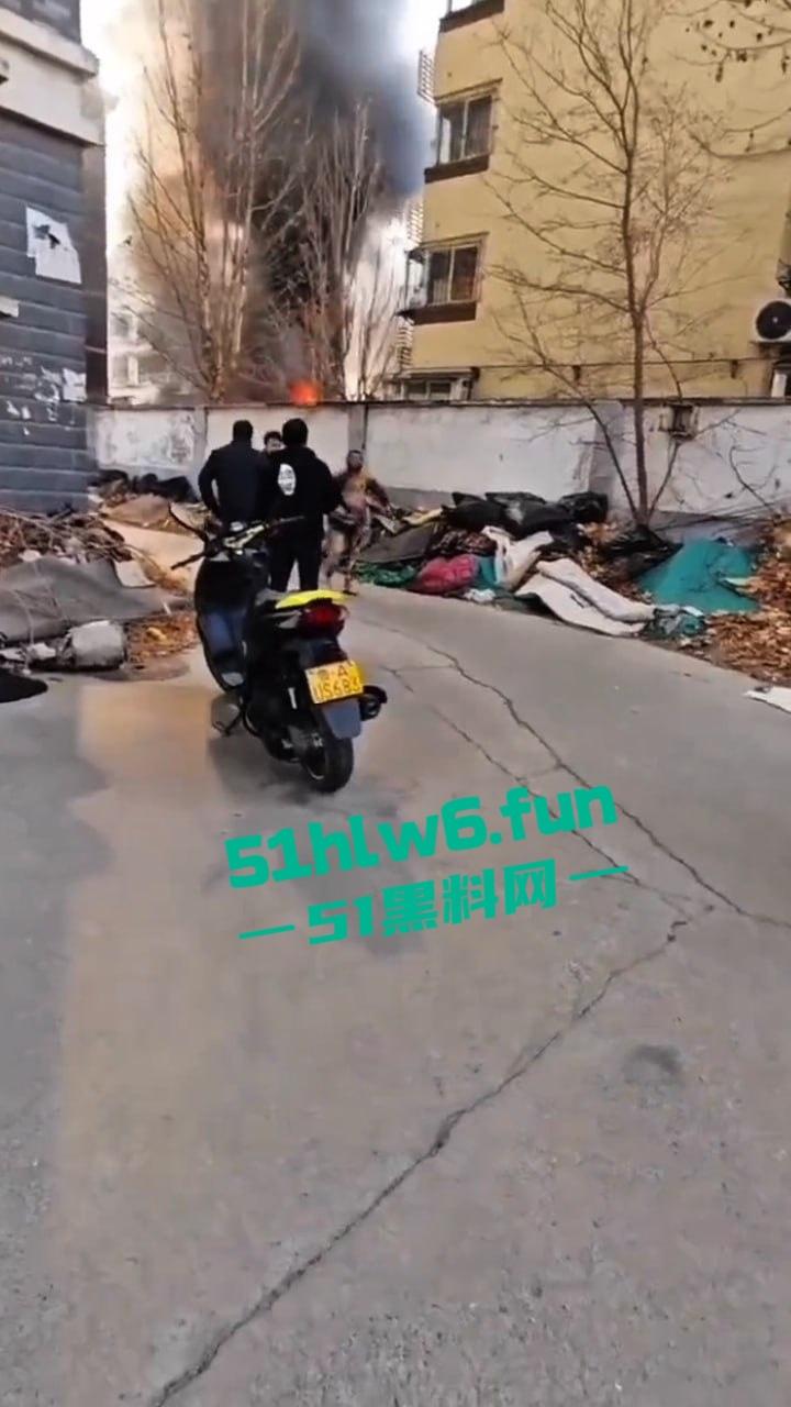 山东济南一小区发生火灾,男子被烧的体无完肤,经调查是邻居大妈积攒的废品导致烧成这样也太惨了。-3