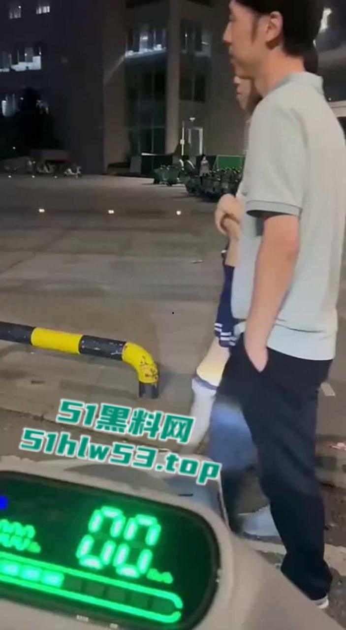 湖北经济学院，JK制服学生妹与男友校园露出野战被围观，白天激情后入深夜疯狂口交，小年轻b瘾真大啊！-3