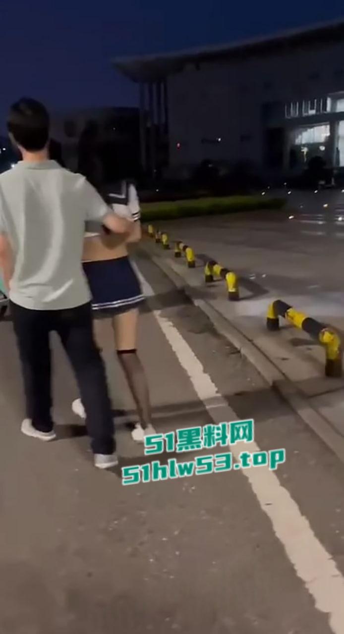 湖北经济学院，JK制服学生妹与男友校园露出野战被围观，白天激情后入深夜疯狂口交，小年轻b瘾真大啊！-4