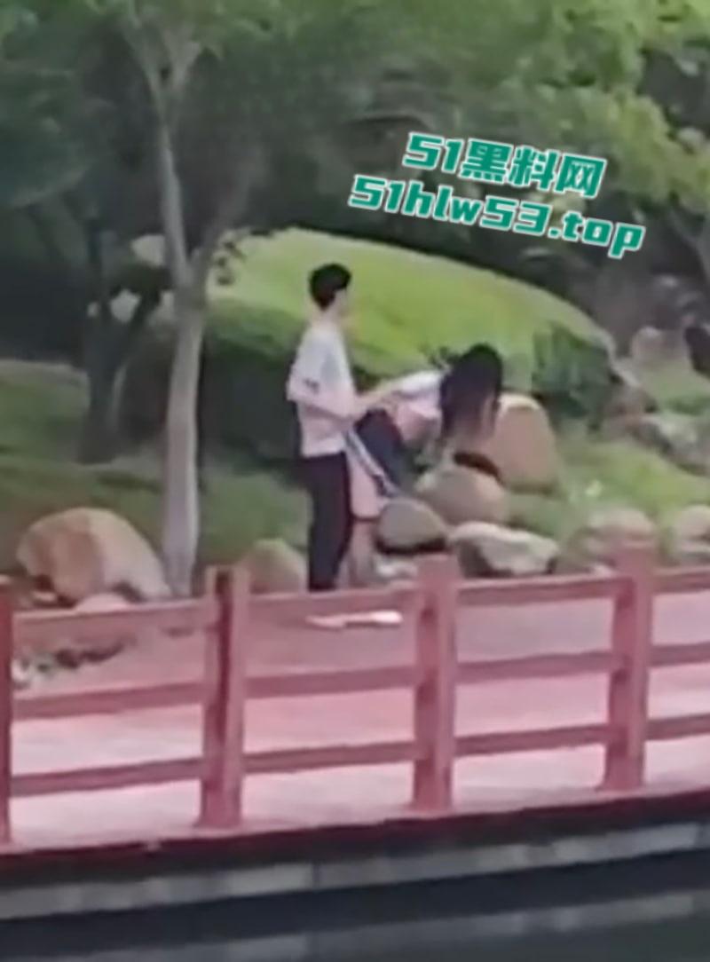 湖北经济学院，JK制服学生妹与男友校园露出野战被围观，白天激情后入深夜疯狂口交，小年轻b瘾真大啊！-6