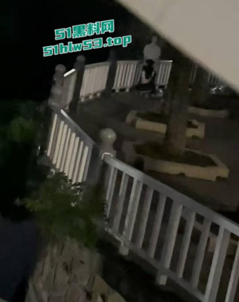 湖北经济学院，JK制服学生妹与男友校园露出野战被围观，白天激情后入深夜疯狂口交，小年轻b瘾真大啊！-7