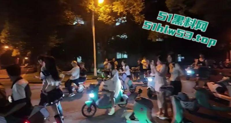 湖北经济学院，JK制服学生妹与男友校园露出野战被围观，白天激情后入深夜疯狂口交，小年轻b瘾真大啊！-8