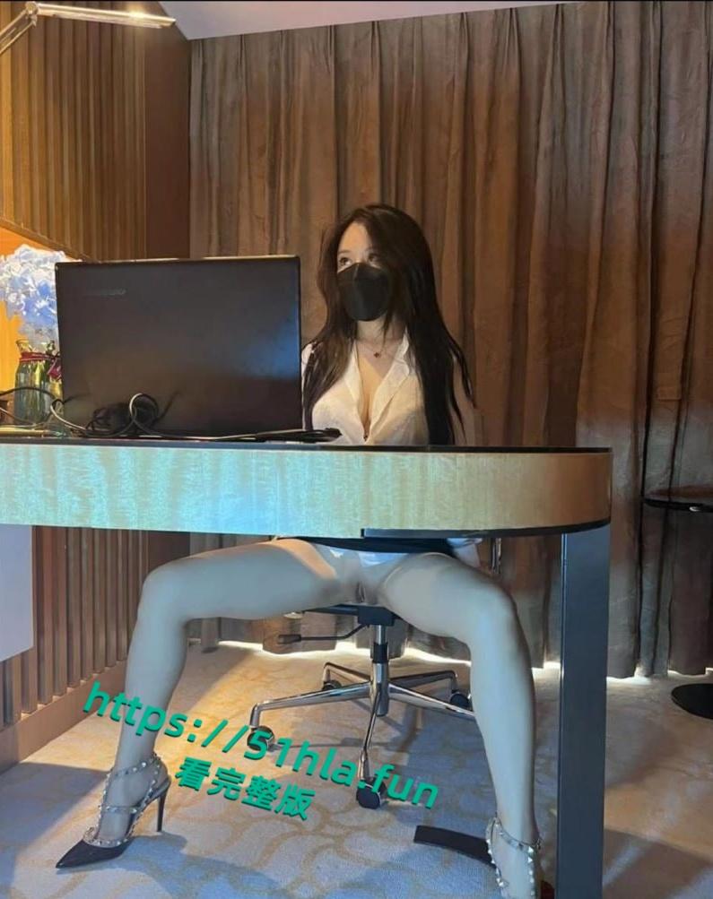 瓜友投稿大学生反差婊女友,不雅视频在酒店开裆黑丝调教后入爆操,户外露出挑逗淫靡不堪!-6