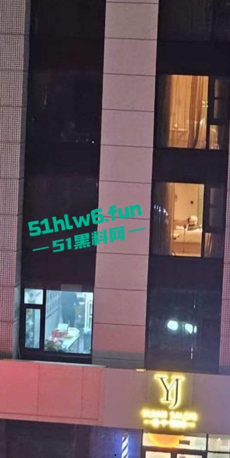 芜湖鸠江区YJ理发店女主被曝，疑似抖音美女博主【鱼鱼骨】未拉窗帘给榜一大哥的私拍流出！-8