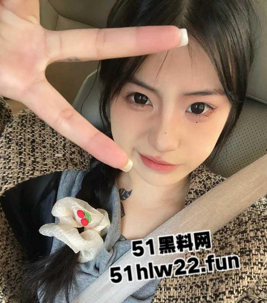 江西纹身小太妹【李妍】被社会大哥带去宾馆一顿输出，黑丝白丝混合穿搭年轻就是无极限。-3