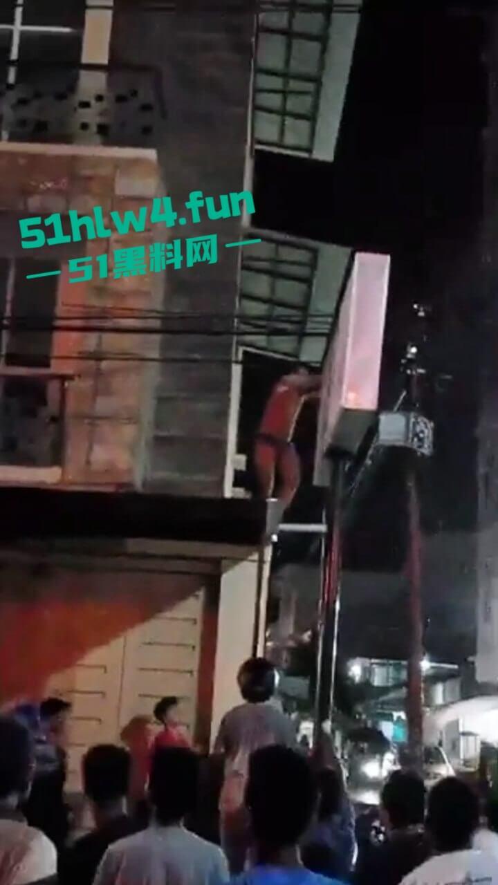 印尼一诈骗公司老板,通过理财诈骗方式骗取当地许多百姓钱财,被抓住后围追堵截,这身手真是了得啊。-3