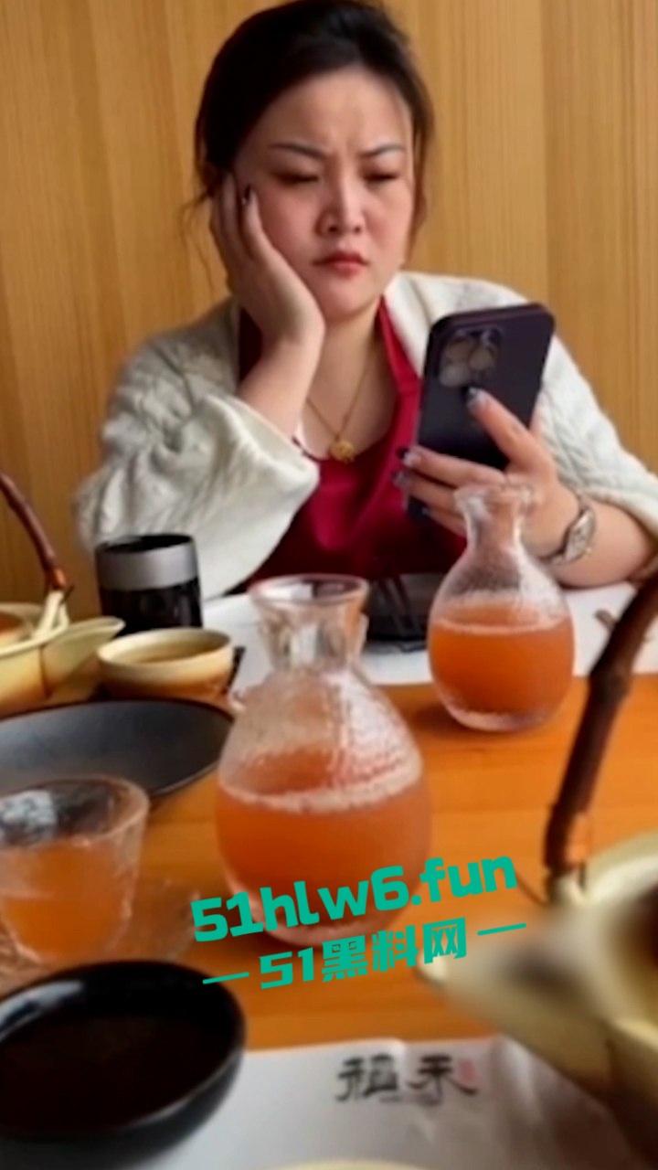 福建泉州清逸茶馆老板娘出轨牌友,老公性无能喂不饱扑向臭老头绿帽飞天。-10