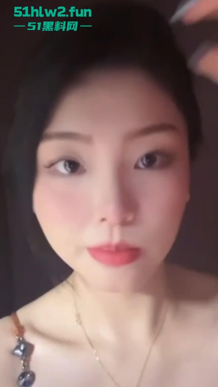 重庆高端外围鸡【溱浠雨】极品巨乳女神不雅私拍流出，各种道具淫骚自慰这奶子真的太爱了。-3