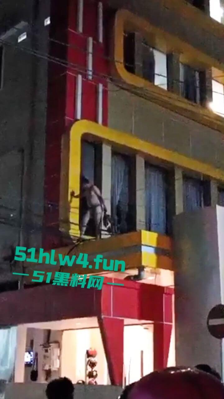 印尼一诈骗公司老板,通过理财诈骗方式骗取当地许多百姓钱财,被抓住后围追堵截,这身手真是了得啊。-7