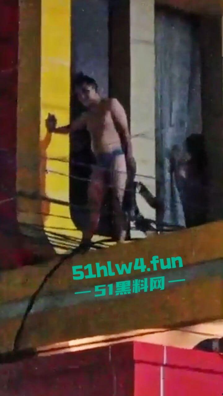 印尼一诈骗公司老板,通过理财诈骗方式骗取当地许多百姓钱财,被抓住后围追堵截,这身手真是了得啊。-8