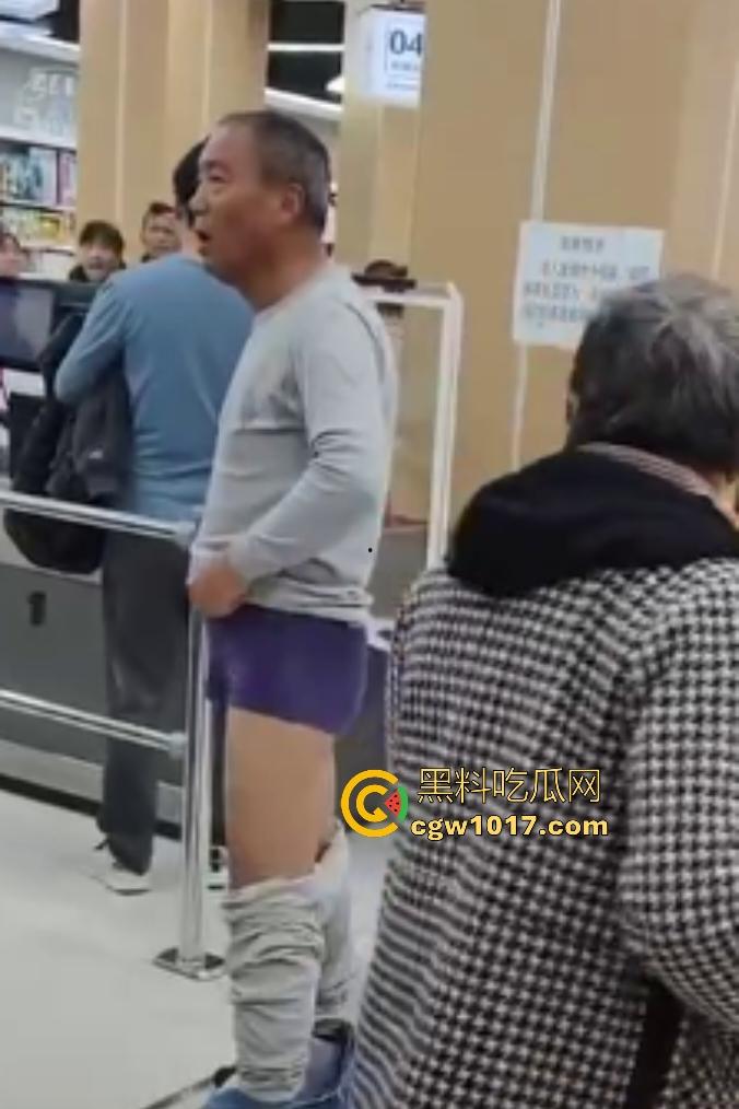 河北超市机器响工作人员逼老人脱光自证清白,还要搜身,这太过分了,大爷说“骗我脱完就不管了”?-6