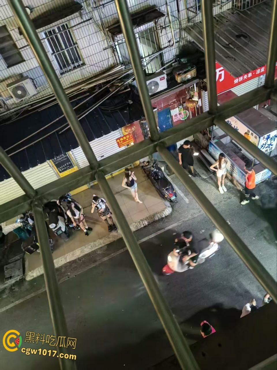 广西南宁琅西菜市站街女后续,火爆全网后竟排起长龙队,小姐姐骚逼被操到冒烟,嫖客蜂拥扫街狂肏!-2