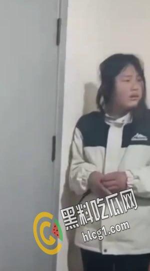 “说话呀 你他妈要死啦?”一帮精神小太妹合伙把老实人骗到楼道角落里围殴暴打 拳脚相加 下手狠毒-1