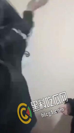 “说话呀 你他妈要死啦?”一帮精神小太妹合伙把老实人骗到楼道角落里围殴暴打 拳脚相加 下手狠毒-4