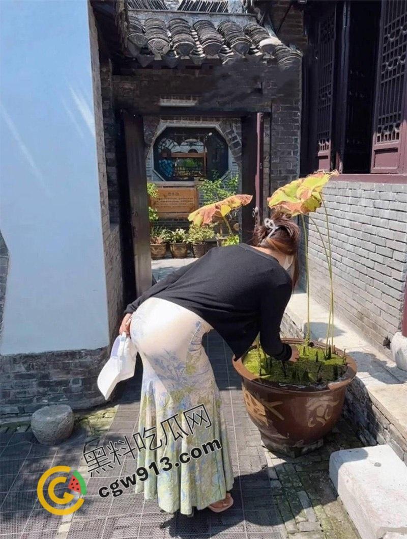 湖南怀化气质人妻张雨梅出轨大屌网友,床上原形毕露,羞涩嫩穴被抽插爽翻天-3