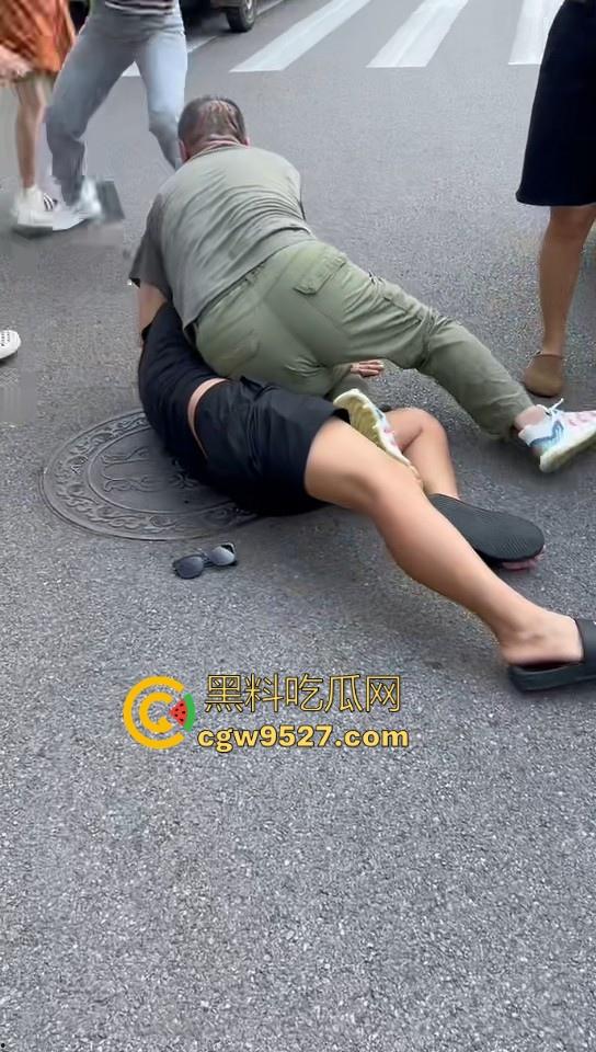 北京土豪大哥假期出游,偶遇路霸相逼停车怒骂,也不惯着他,从言语攻击到两边人马互殴,直至流血才停下!-3