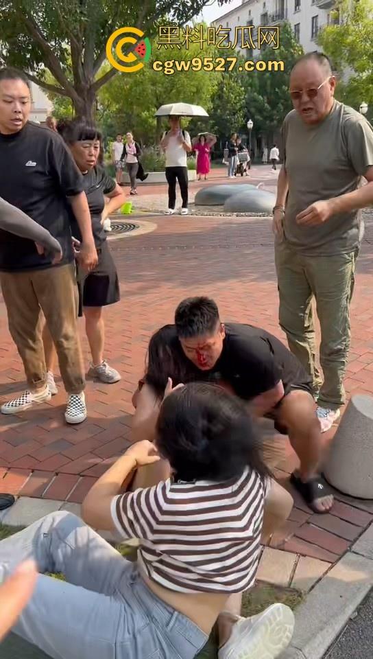 北京土豪大哥假期出游,偶遇路霸相逼停车怒骂,也不惯着他,从言语攻击到两边人马互殴,直至流血才停下!-5