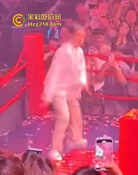 马保国酒吧商演假戏真做险被揍出鼻血!幸好主持人救场,不然闪电五连鞭要失传了!-1