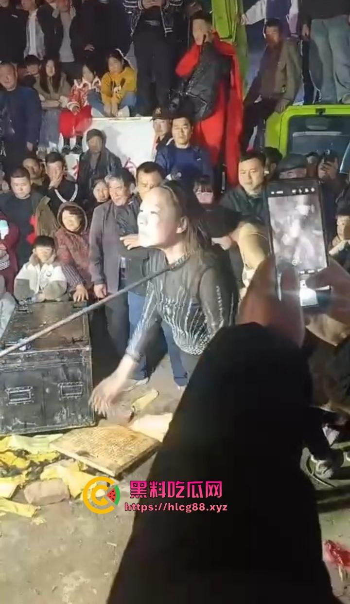 安徽马鞍山丧事变蹦迪？白事喇叭班低俗表演，现场胸口小奶碎大石，脖子顶钢筋这送走的是人还是在送欢乐？-9