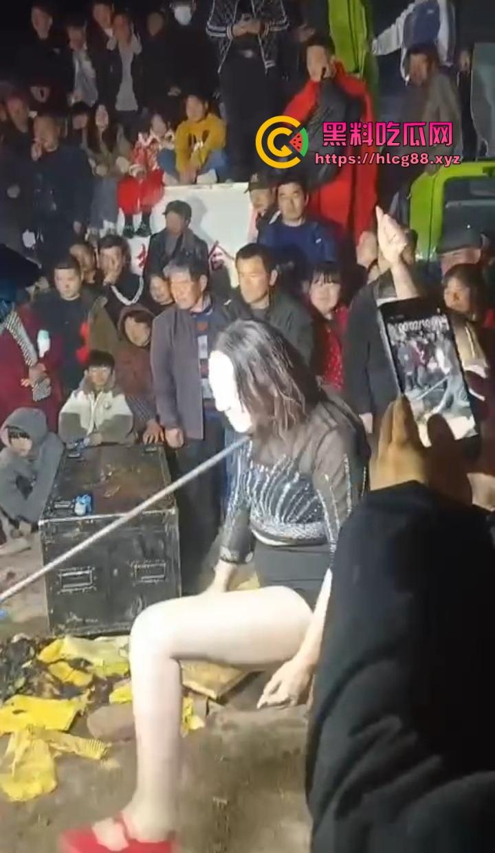 安徽马鞍山丧事变蹦迪？白事喇叭班低俗表演，现场胸口小奶碎大石，脖子顶钢筋这送走的是人还是在送欢乐？-11