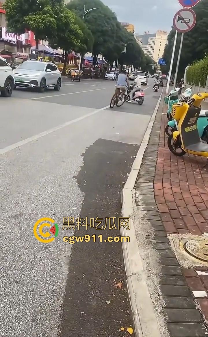 你的外卖正在撞击学生!路怒症外卖员跟骂人学生吵架,外卖心底不服直接掉头撞了上去,学生眼神一下就清澈了!-3