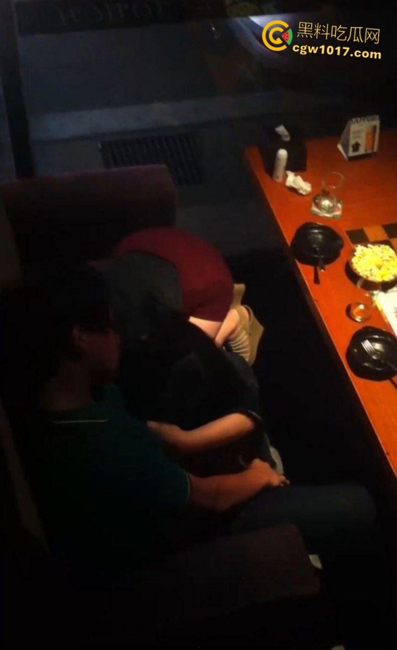 大神潜入KTV偷拍,小情侣包厢偷吃,美腿诱惑激情热吻,女上骑乘榨精疯狂打桩,刺激无比!-3