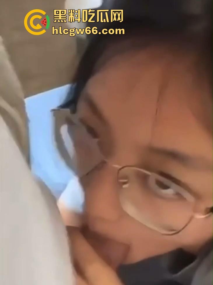 成都小学语文老师【苏靖雯】酒店约炮学生家长视频流出 主动口交上位榨精 无比风骚!-6